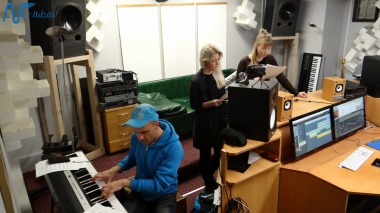 Jubilejas audiodiska Nāc līdzās Ziemassvētkos ierakstīšana studijā JUMP