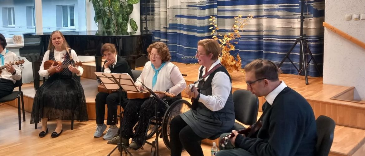 Ukuleļu grupas koncerts pansionātā Ukuleļu grupas koncerts pansionātā