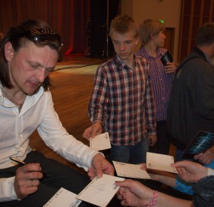 Nāc līdzās! Lielkoncerta dalībnieki apmeklē Ivo Fomina koncertu